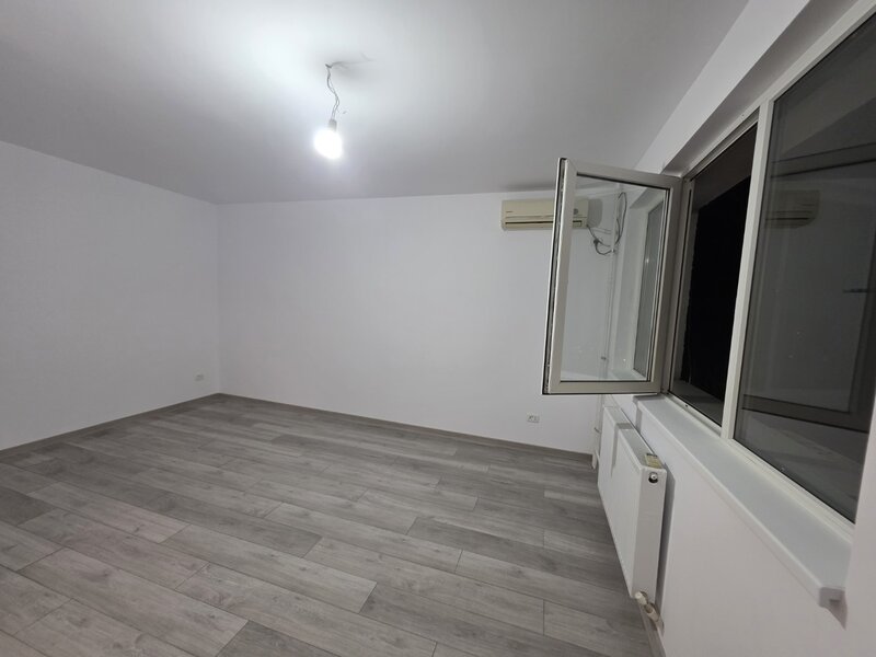 Dristor- 5 minute metrou, langa mall Park Lake